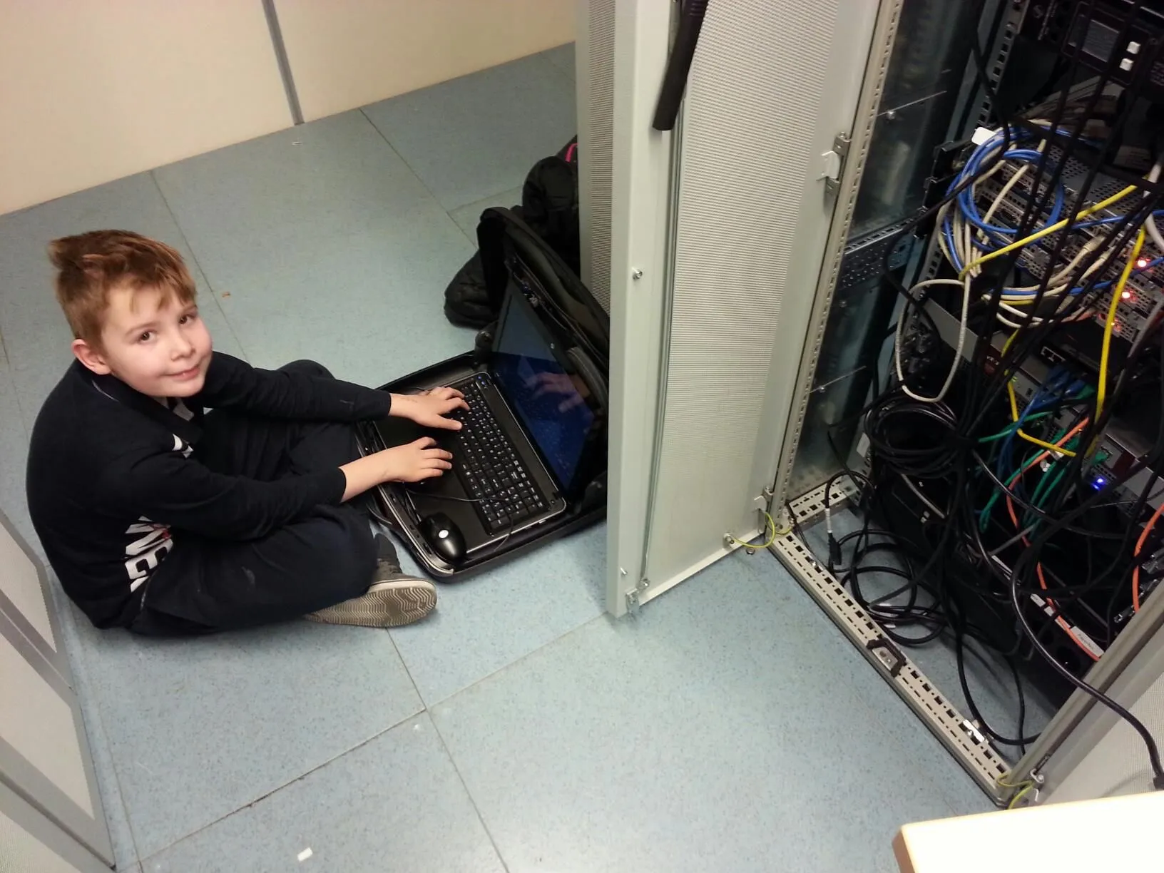 Serge in een serverruimte, tussen de kabels