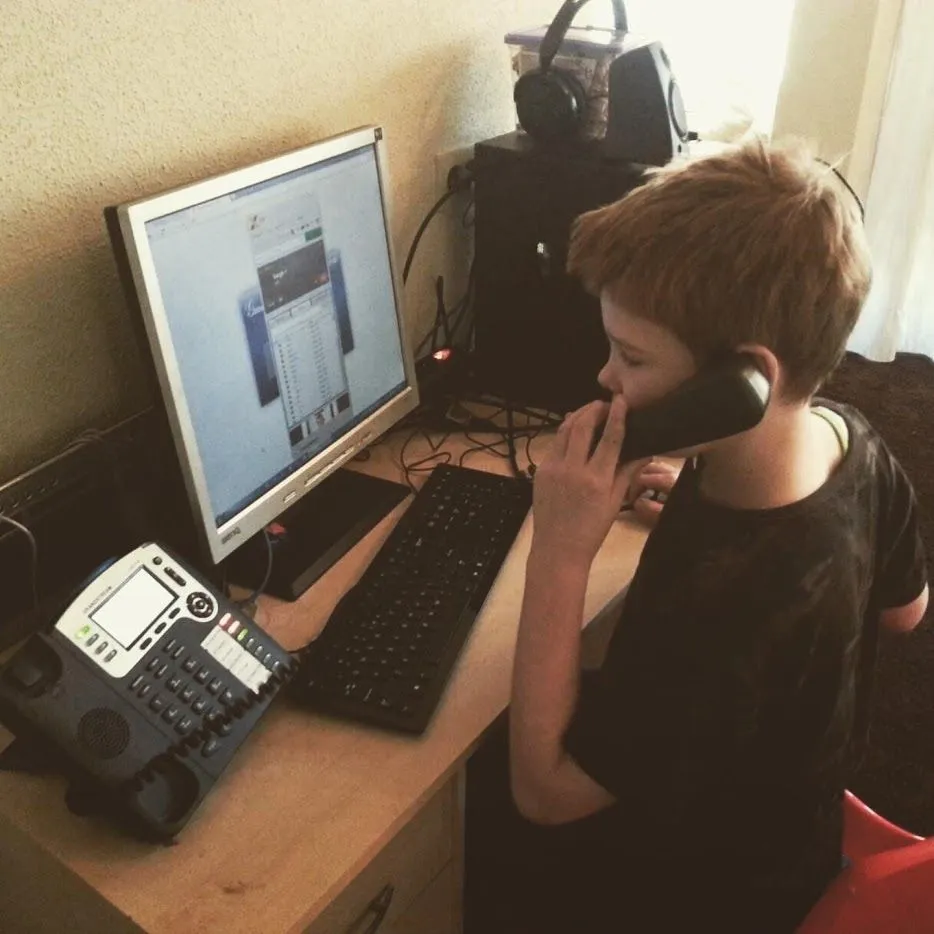 Serge aan de telefoon